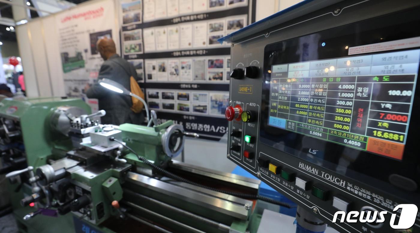 14일 경기 고양시 킨텍스에서 열린 제26회 국제 금형 및 관련기기전에서 관람객들이 전시 부스를 둘러보고 있다. 이번 제26회 국제금형 및 관련 기기전은 ‘4차 산업혁명을 위한 금형산업 혁신기술‘이라는 주제로 전 세계 20개국 350개사가 참여했다. 2023.3.14/뉴스1 ⓒ News1 박지혜 기자