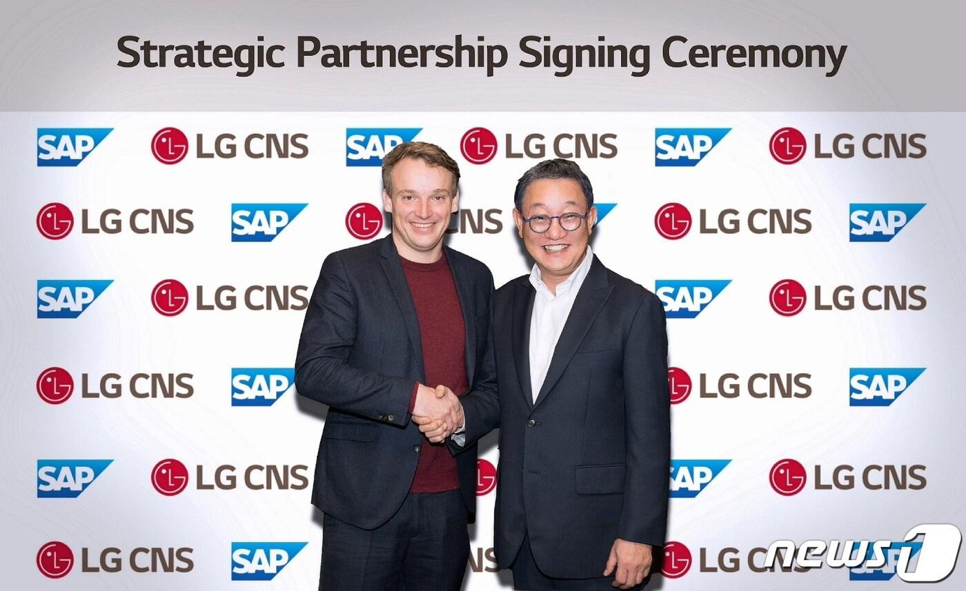  현신균 LG CNS 대표(오른쪽)와  크리스찬 클라인(Christian Klein) SAP CEO(왼쪽)가 전략적 파트너십 양해각서 체결 후 기념촬영을 하고 있다. (사진제공=LG CNS)