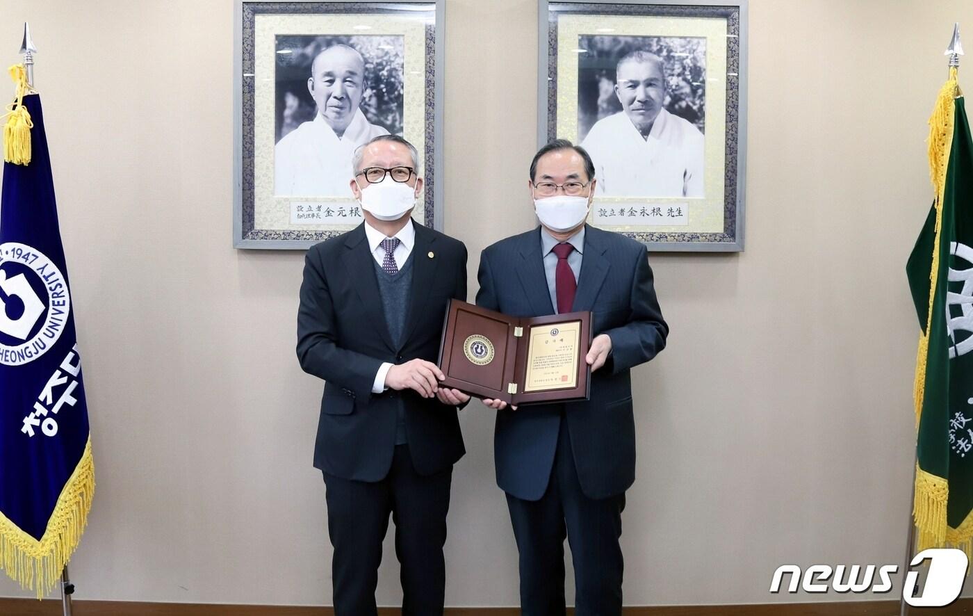 본문 이미지 - 이강완 ㈜대원디씨 대표이사가 청주대학교 발전과 후학 양성에 사용해달라며 발전기금 1억원을 14일 쾌척했다.(청주대 제공) / 뉴스1