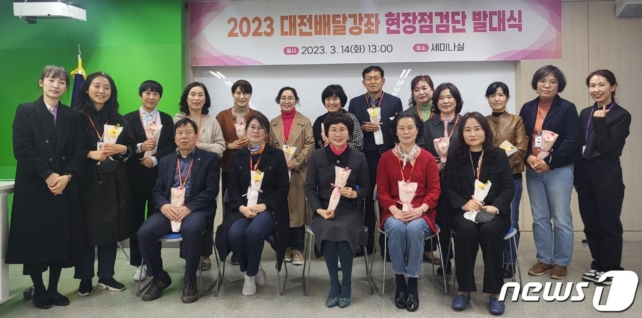 본문 이미지 -  최선희 대전평생진흥원장이 14일 세미나실에서 배달강좌 현장점검단과 기념촬영을 하고 있다.(대전평생교육진흥원 제공)/뉴스1  