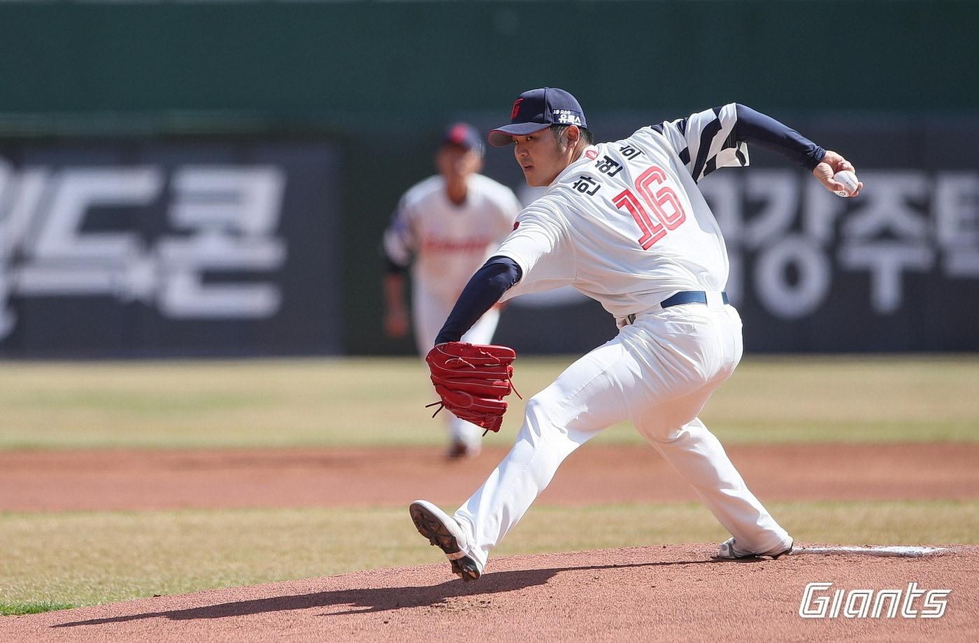롯데 자이언츠로 이적한 한현희가 14일 부산 사직구장에서 열린 두산 베어스와의 2023 KBO 시범경기에 선발 등판해 역투하고 있다.(롯데 자이언츠 제공)