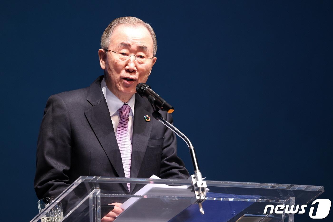 본문 이미지 - 14일 경기 고양어울림누리에서 열린 고양시 직원 월례조회에서 반기문 전 UN 사무총장이 특별강연을 하고 있다. (고양시청 제공)