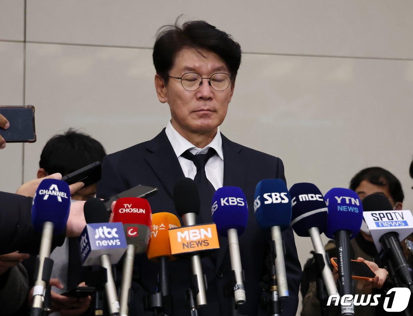 본문 이미지 - 2023 월드베이스볼클래식(WBC)에 출전해 1라운드를 2승 2패의 성적으로 마감한 대한민국 야구대표팀 이강철 감독이 14일 오후 인천국제공항을 통해 귀국 후 취재진과 인터뷰를 하고 있다. 2023.3.14/뉴스1 ⓒ News1 김진환 기자