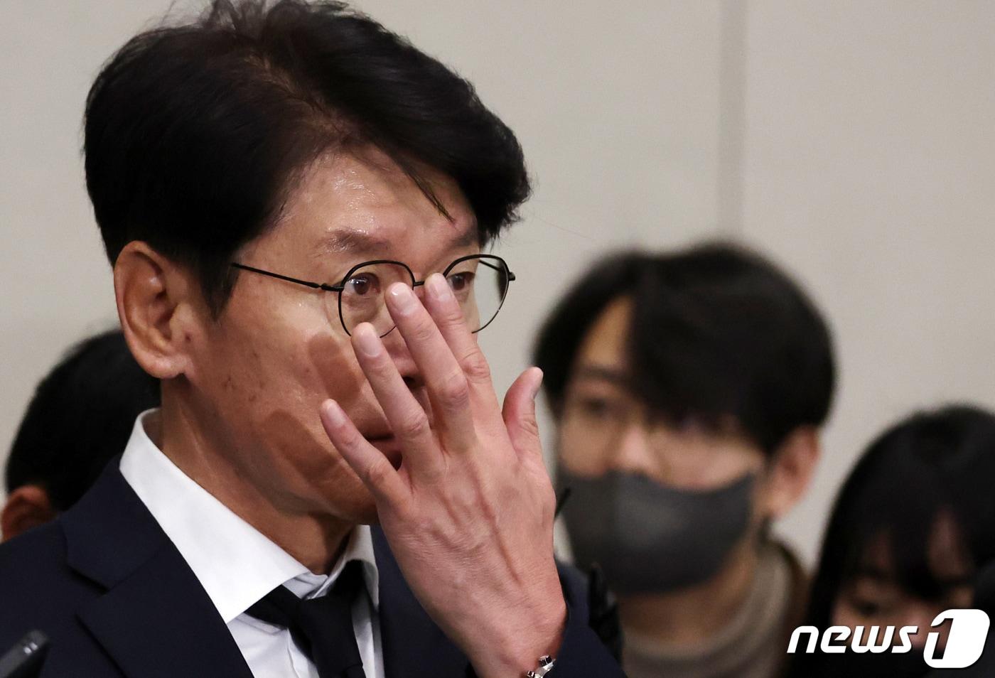 본문 이미지 - 2023 월드베이스볼클래식(WBC)에 출전해 1라운드를 2승 2패의 성적으로 마감한 대한민국 야구대표팀 이강철 감독이 14일 오후 인천국제공항을 통해 귀국 후 취재진과 인터뷰를 하고 있다. 2023.3.14/뉴스1 ⓒ News1 김진환 기자