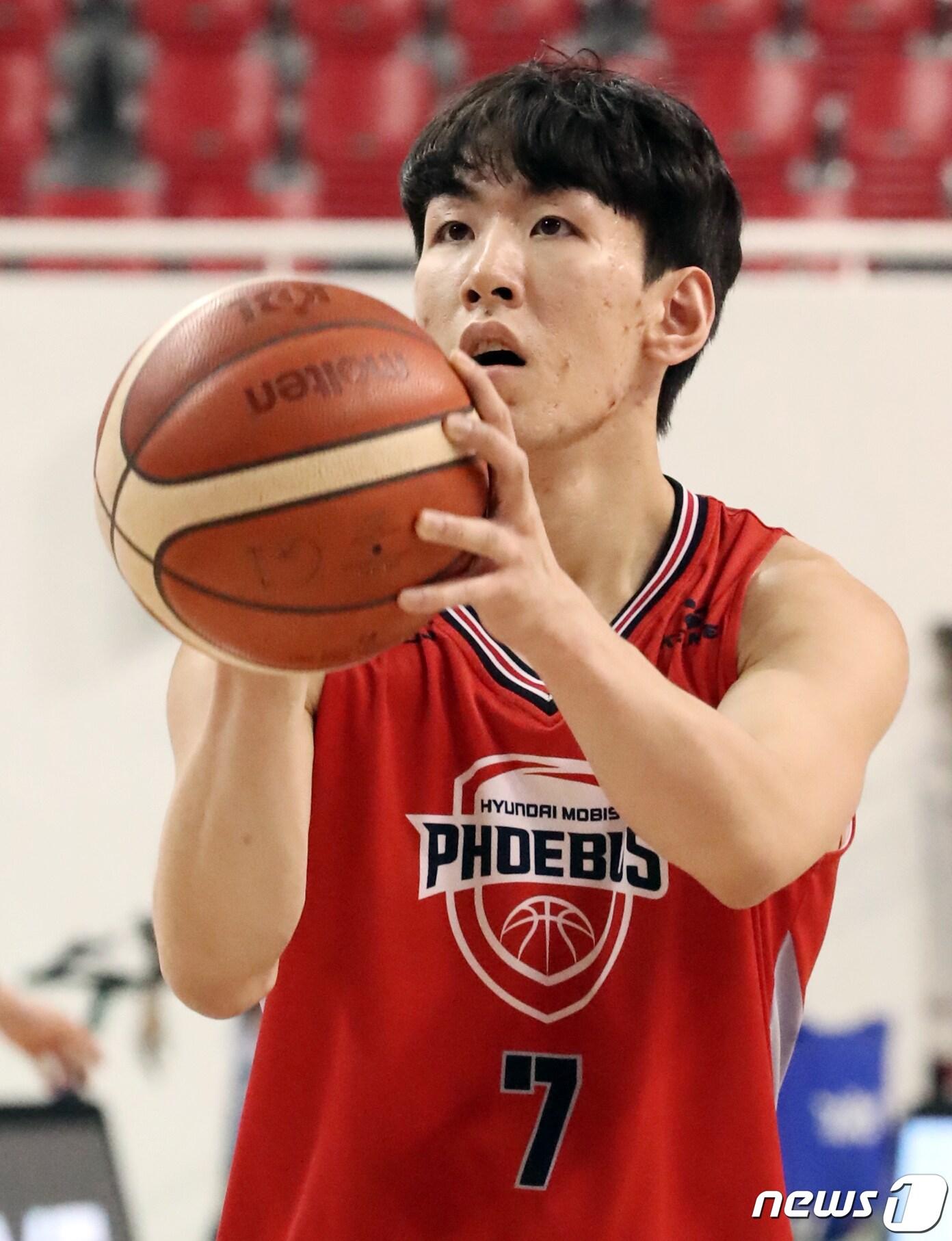 본문 이미지 - 14일 오후 울산 동천체육관에서 열린 'SKT 에이닷 프로농구 2022-2023 KBL' 울산 현대모비스와 대구 한국가스공사의 경기에서 현대모비스 서명진이 슛을 하고 있다. 2023.3.14/뉴스1 ⓒ News1 조민주 기자