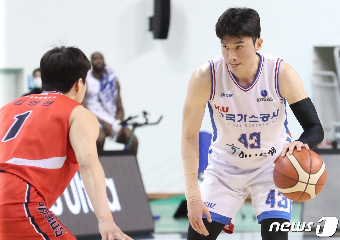 본문 이미지 - 14일 오후 울산 동천체육관에서 열린 'SKT 에이닷 프로농구 2022-2023 KBL' 울산 현대모비스와 대구 한국가스공사의 경기에서 한국가스공사 이대성이 패스할 곳을 하고 있다. 2023.3.14/뉴스1 ⓒ News1 조민주 기자