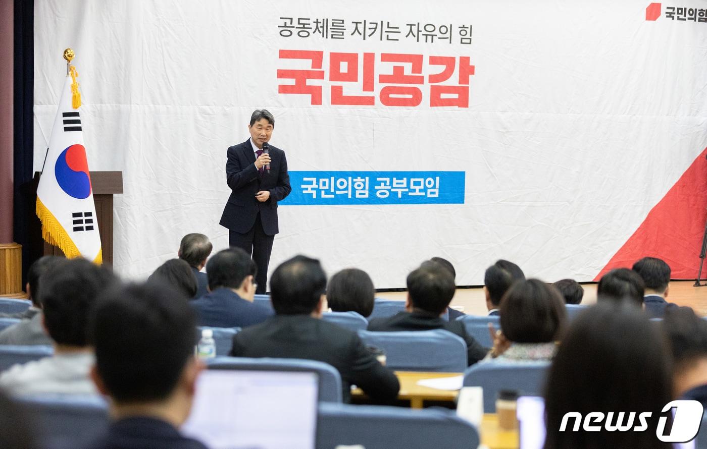 본문 이미지 - 이주호 사회부총리 겸 교육부 장관이 15일 오전 서울 여의도 국회 의원회관에서 교육개혁에 대한 주제로 열린 국민공감 공부모임에서 강연을 하고 있다. 2023.3.15/뉴스1 ⓒ News1 이재명 기자