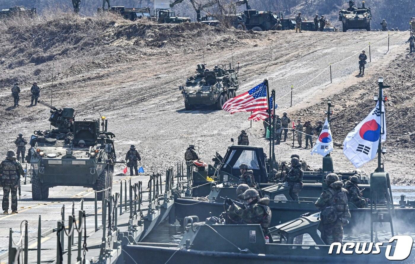 본문 이미지 - 육군 3공병여단과 주한 미 2사단·한미연합사단 예하 공병대대의 연합도하훈련. (육군 제공) 2023.3.15/뉴스1