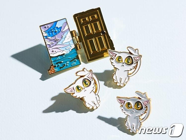 본문 이미지 - CGV가 출시한 영화 '스즈메의 문단속' 굿즈(CGV 제공)