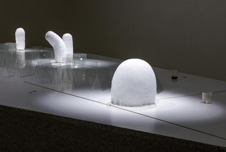 본문 이미지 - 박선민 개인전 '메아리와 서리의 도서관' 전시 모습. (페리지갤러리 제공) 