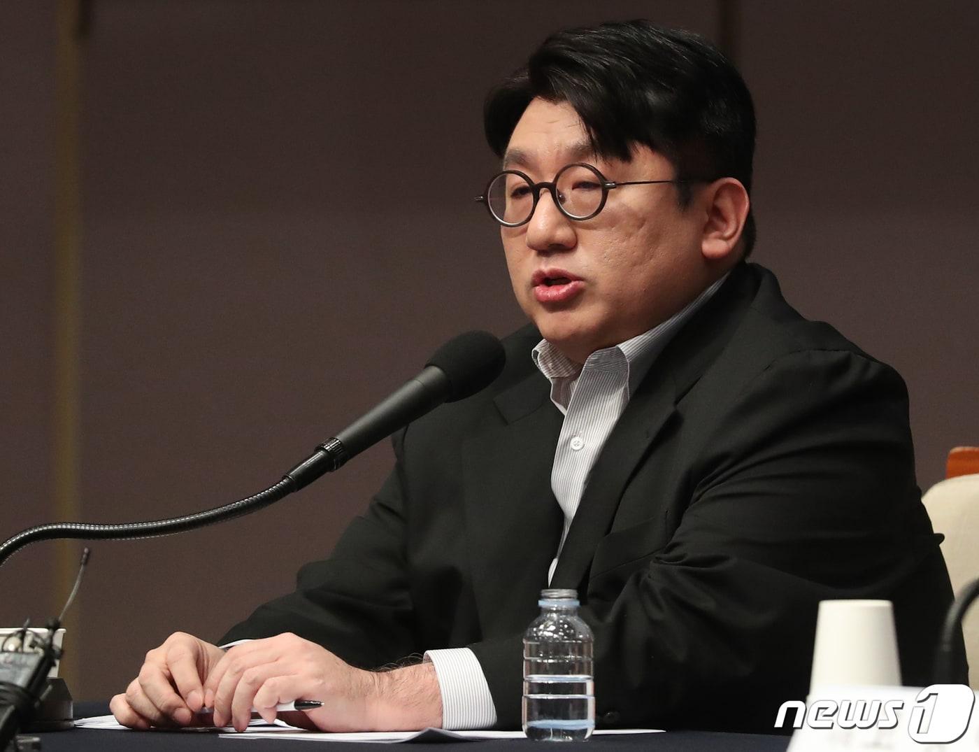 본문 이미지 - 방시혁 하이브 의장이 15일 서울 중구 프레스센터에서 열린 관훈클럽 초청 관훈포럼에서 K팝과 관련 질문을 받고 있다. 2023.3.15/뉴스1 ⓒ News1 송원영 기자