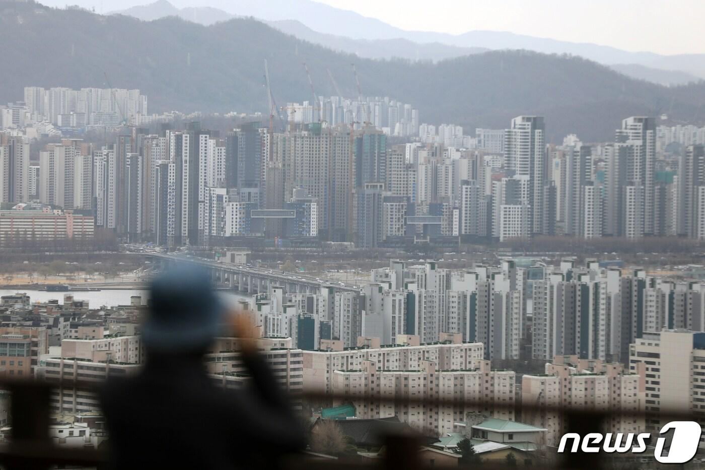 본문 이미지 - 사진은 이날 서울시내 아파트 단지 모습. 2023.3.15/뉴스1 ⓒ News1 황기선 기자