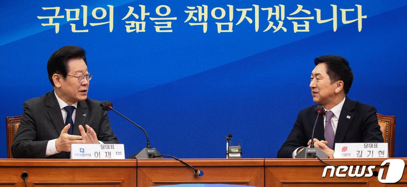 본문 이미지 - 이재명 더불어민주당 대표(왼쪽)와 김기현 국민의힘 대표가 15일 오전 서울 여의도 국회에서 만나 대화하고 있다. 2023.3.15/뉴스1 ⓒ News1 유승관 기자