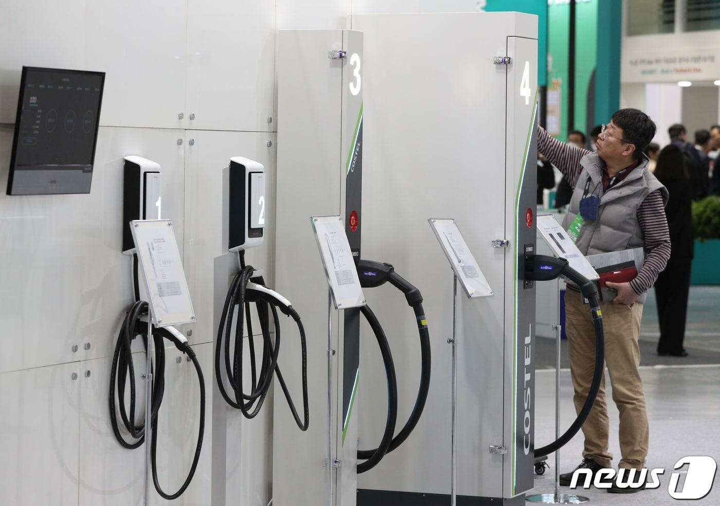 EV트렌드코리아 2023에서 관람객들이 전기차 충전기를 살펴보고 있다.2023.3.15/뉴스1 ⓒ News1 신웅수 기자