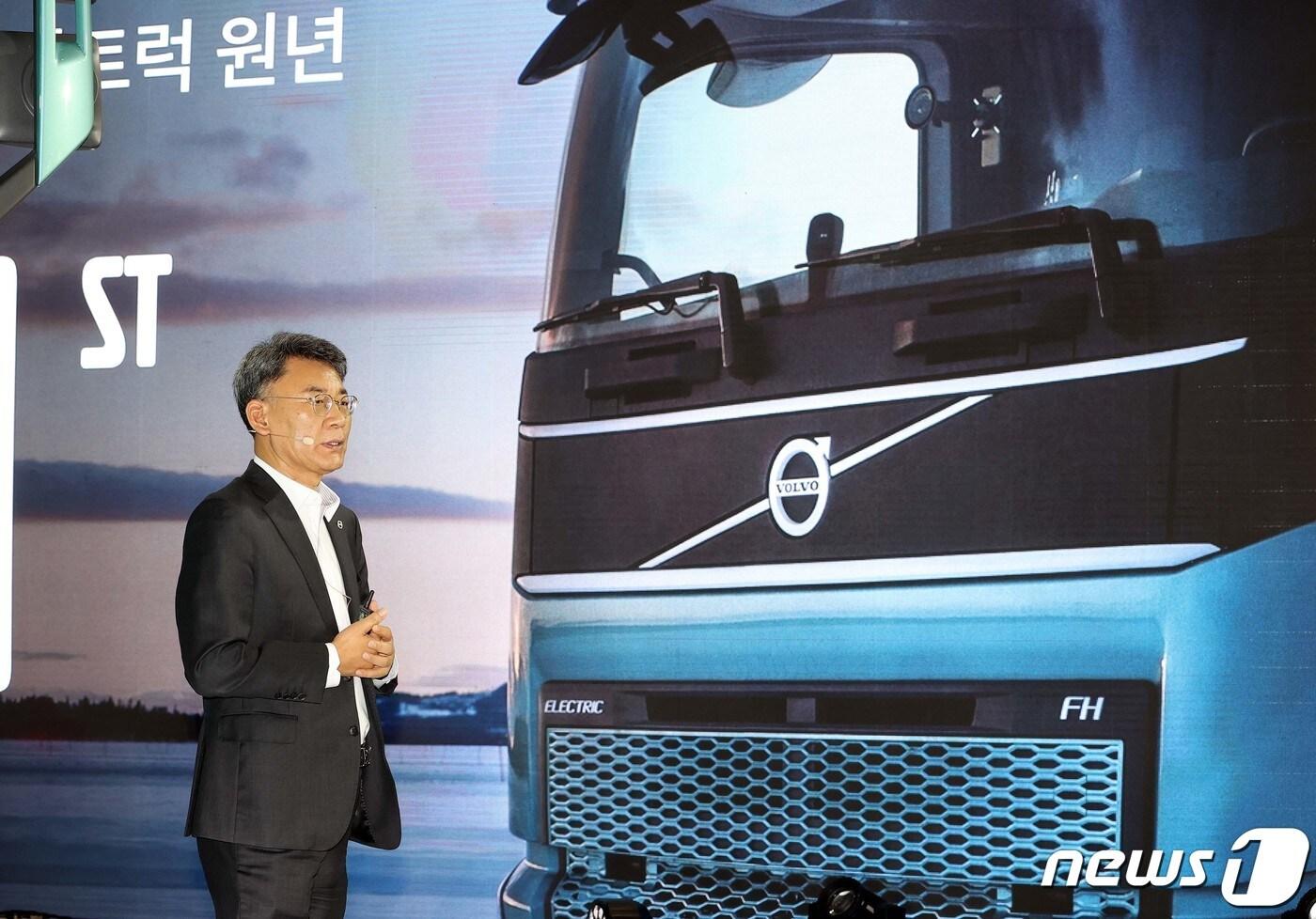 박강석 볼보트럭코리아 사장이 15일 서울 삼성동 코엑스에서 진행된 EV 트렌드 코리아 2023의 볼보트럭 미디어 간담회에서 발표를 진행하고 있다. (볼보트럭 제공) 2023.3.15/뉴스1