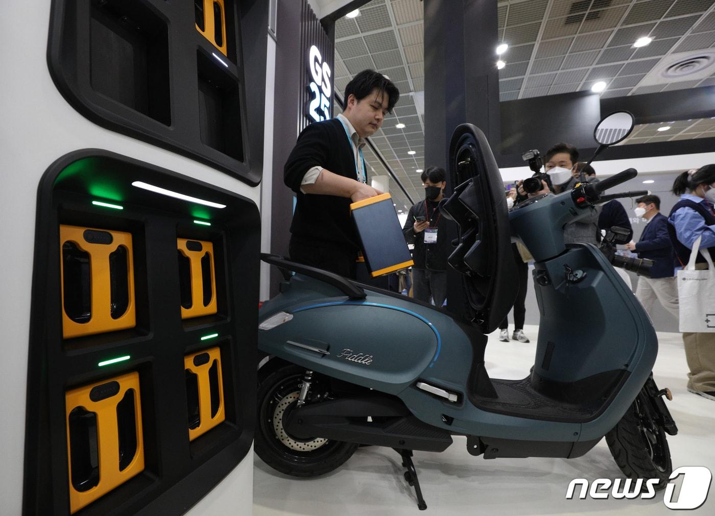본문 이미지 - 15일 서울 강남구 코엑스에서 열린 배터리 산업 전시회 '인터배터리 2023'을 찾은 관람객들이 편의점에서 배터리 교체 가능한 전기 스쿠터를 살펴보고 있다. 오는 17일까지 열리는 이번 전시회에는 배터리 제조 3사(LG에너지솔루션, 삼성SDI, SK온)를 비롯해 477사가 참가해 기술 트렌드를 선보인다. 2023.3.15/뉴스1 ⓒ News1 신웅수 기자