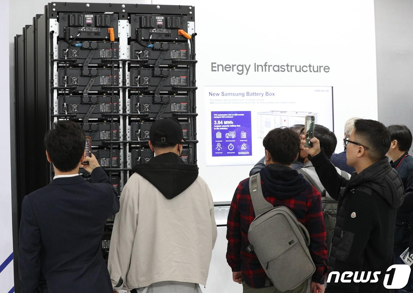 15일 서울 강남구 코엑스에서 열린 배터리 산업 전시회 '인터배터리 2023'을 찾은 관람객들이 다양한 배터리를 살펴보고 있다. 오는 17일까지 열리는 이번 전시회에는 배터리 제조 3사(LG에너지솔루션, 삼성SDI, SK온)를 비롯해 477사가 참가해 기술 트렌드를 선보인다. 2023.3.15/뉴스1 ⓒ News1 신웅수 기자