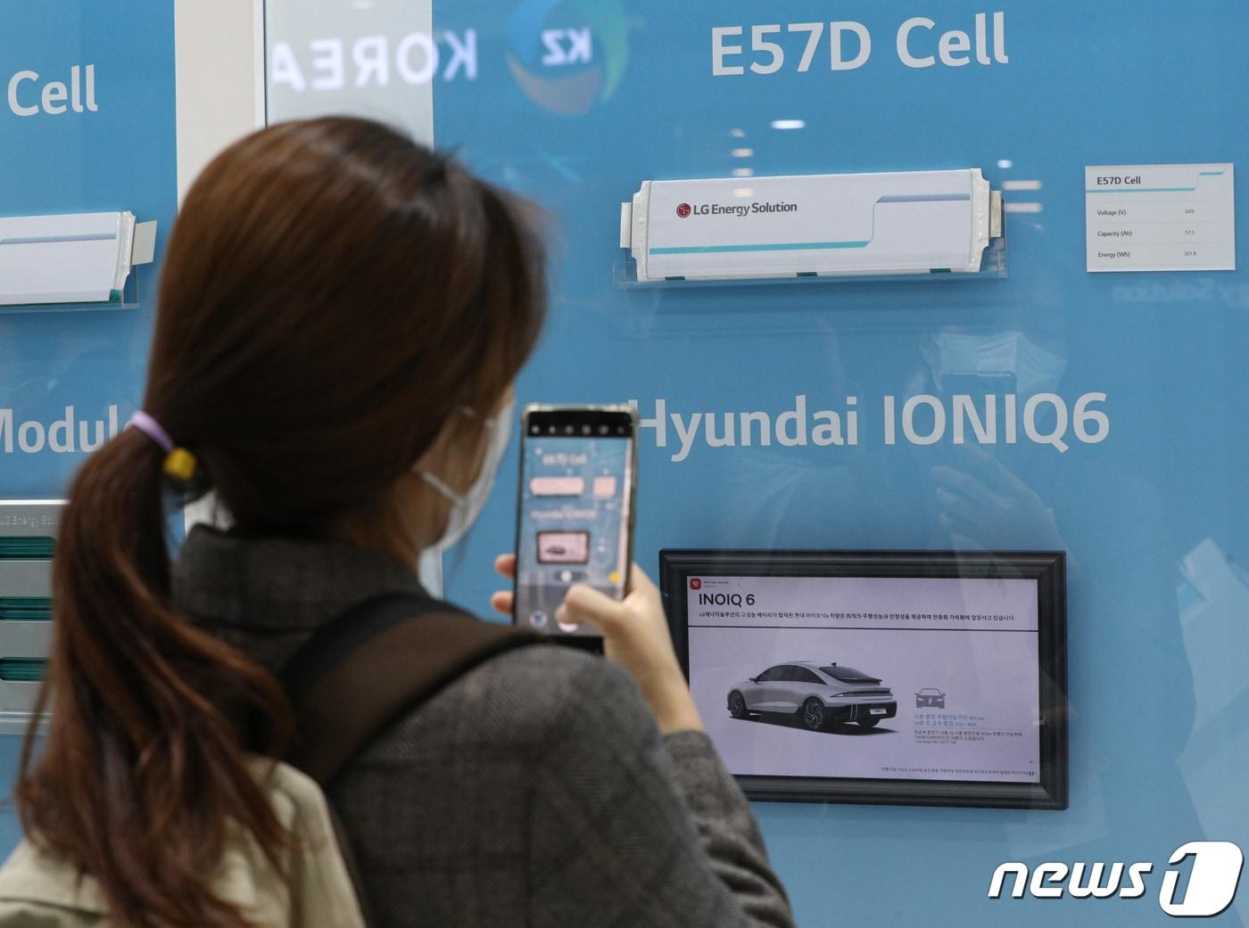 본문 이미지 - 15일 서울 강남구 코엑스에서 열린 배터리 산업 전시회 '인터배터리 2023'을 찾은 관람객들이 다양한 배터리를 살펴보고 있다. 오는 17일까지 열리는 이번 전시회에는 배터리 제조 3사(LG에너지솔루션, 삼성SDI, SK온)를 비롯해 477사가 참가해 기술 트렌드를 선보인다. 2023.3.15/뉴스1 ⓒ News1 신웅수 기자