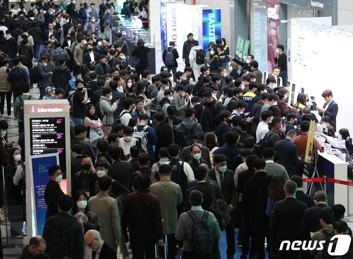 본문 이미지 - 15일 서울 강남구 코엑스에서 열린 배터리 산업 전시회 '인터배터리 2023'를 찾은 관람객들이 입장하기 위해 줄을 서 있다. 오는 17일까지 열리는 이번 전시회에는 배터리 제조 3사(LG에너지솔루션, 삼성SDI, SK온)를 비롯해 477사가 참가해 기술 트렌드를 선보인다. 2023.3.15/뉴스1 ⓒ News1 신웅수 기자