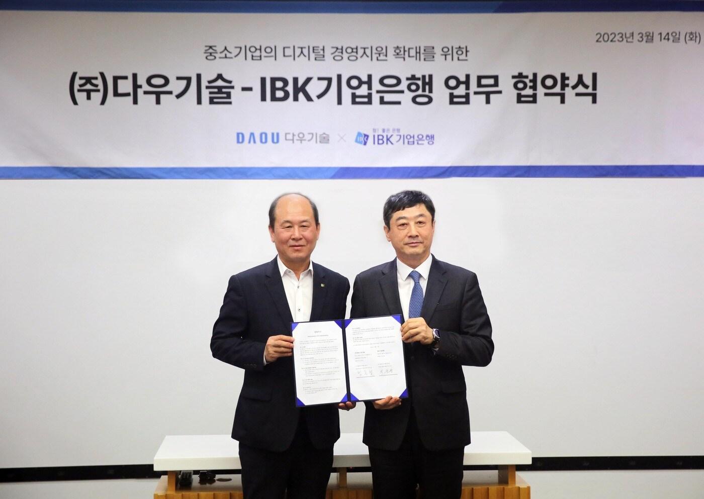 지난 14일 경기도 용인시 다우기술 본사에서 열린 업무 협약식에서 박주용 IBK기업은행 디지털그룹장(왼쪽)과 정종철 다우기술 Biz Application 부문장이 협약식을 마치고 기념촬영을 하고 있다.