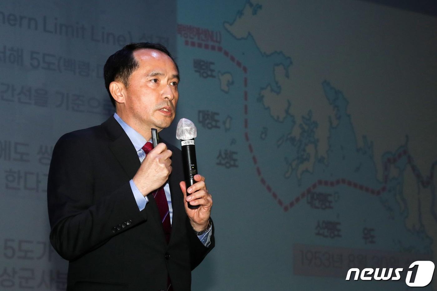 최원일 326호국보훈연구소장(전 천안함장)이 15일 오후 서울 용산구 전쟁기념관에서 열린 '326호국보훈연구소 창설 기념 토론회'에 참석, 안보강연을 하고 있다. 2023.3.15/뉴스1 ⓒ News1 민경석 기자