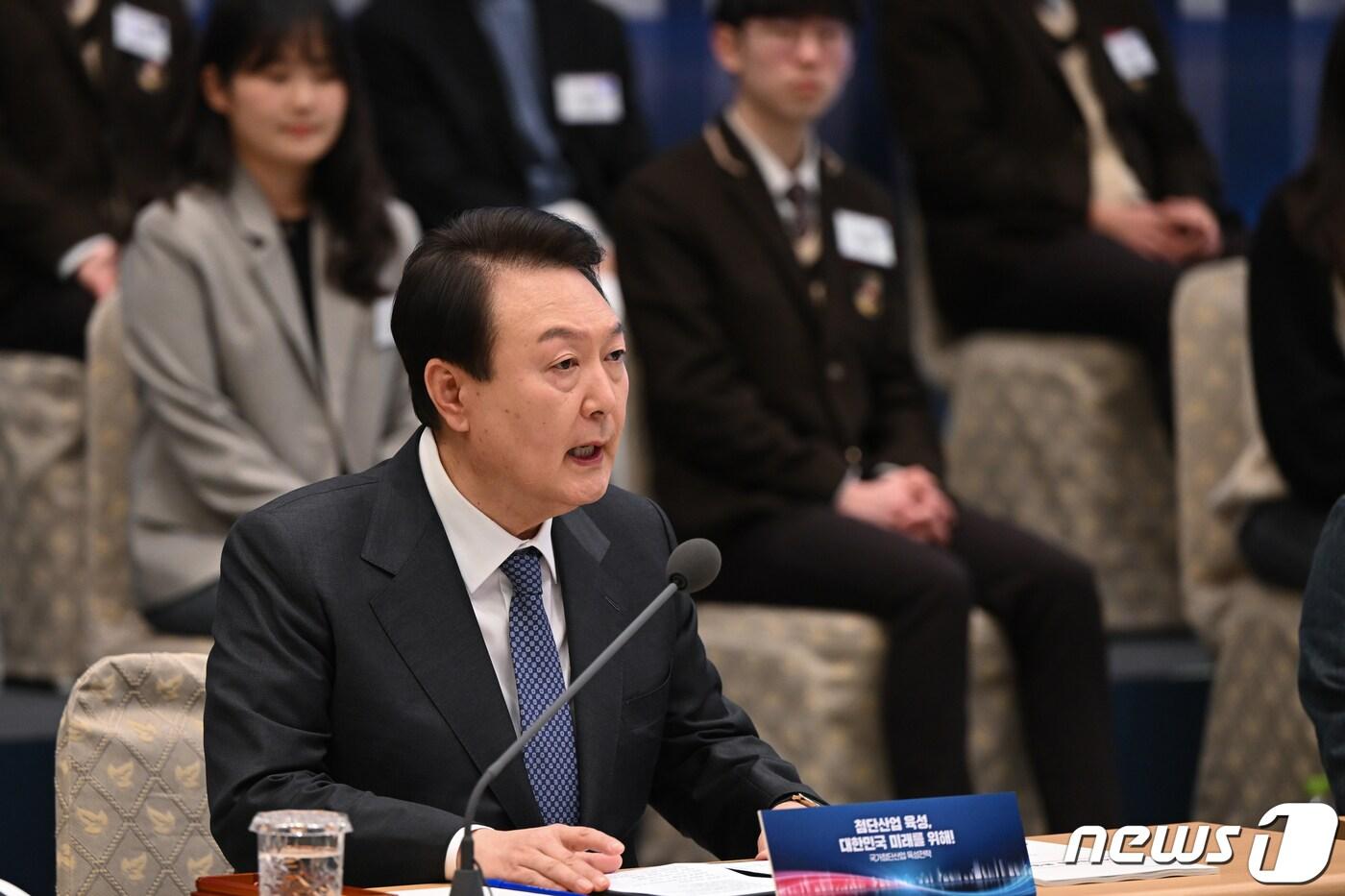 본문 이미지 - 윤석열 대통령이 지난해 3월15일 청와대 영빈관에서 열린 제14차 비상경제민생회의를 주재하며 반도체 메가 클러스터 조성 방안을 언급하고 있다. (대통령실 제공) 2023.3.15/뉴스1 ⓒ News1 오대일 기자