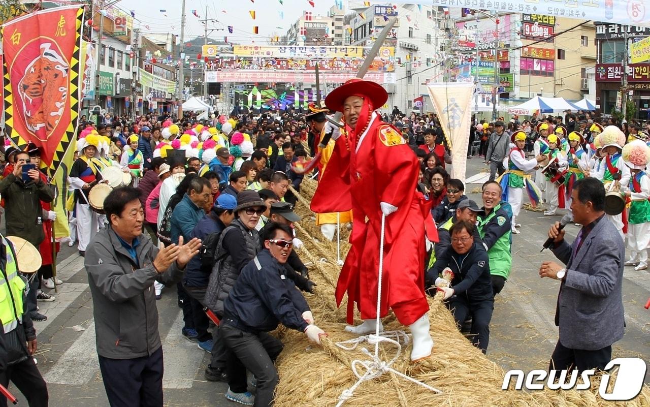 본문 이미지 - 2019년 열린 칠원고을줄다리기 모습.(함안군 제공)
