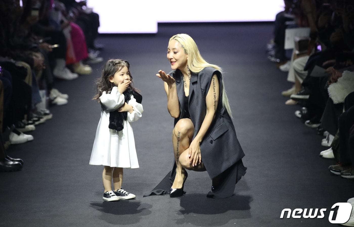 가수 바다가 예쁜 딸과 함께 서울패션위크 모델로 변신했다. ⓒ News1 권현진 기자