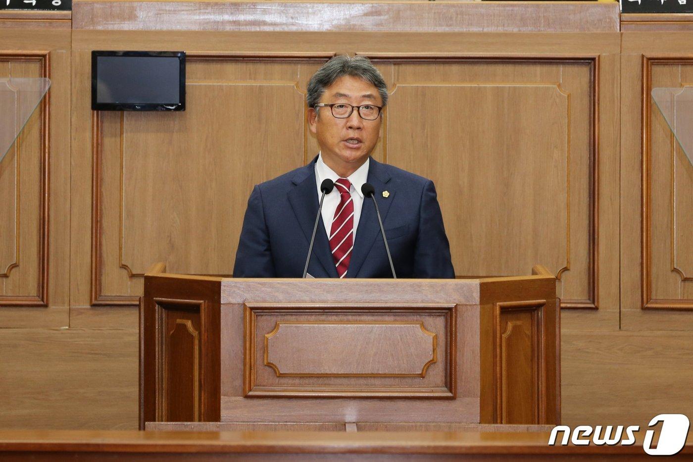 본문 이미지 - 15일 제223회 통영시의회 임시회에서 정광호 의원이 ‘일본 원전 오염수 해양 방류 피해 대책 특별법 제정 촉구 결의문’을 낭독하고 있다.(통영시의회 제공)