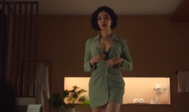 본문 이미지 - '더 글로리' 속 최혜정의 노출 장면. (넷플릭스 갈무리)