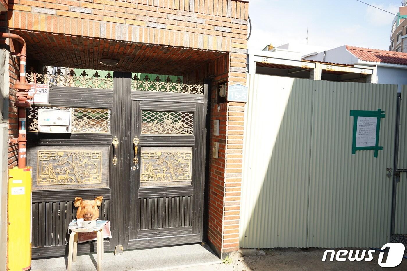 본문 이미지 - 대구 북구 대현동 경북대 인근에 짓고 있는 이슬람 사원 건축 공사장 인근에 놓아 둔 돼지머리 모습. ⓒ News1 DB