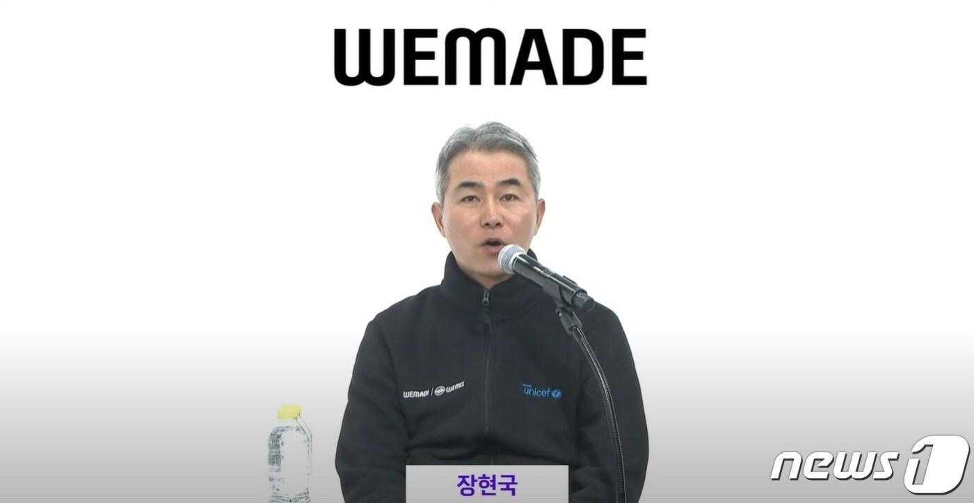 본문 이미지 - 장현국 위메이드 대표가 15일 오전 위믹스 공식 유튜브 채널에서 중계된 'AMA(Ask Me Anything)' 행사를 진행하고 있다. (위믹스 유튜브 중계 캡처)