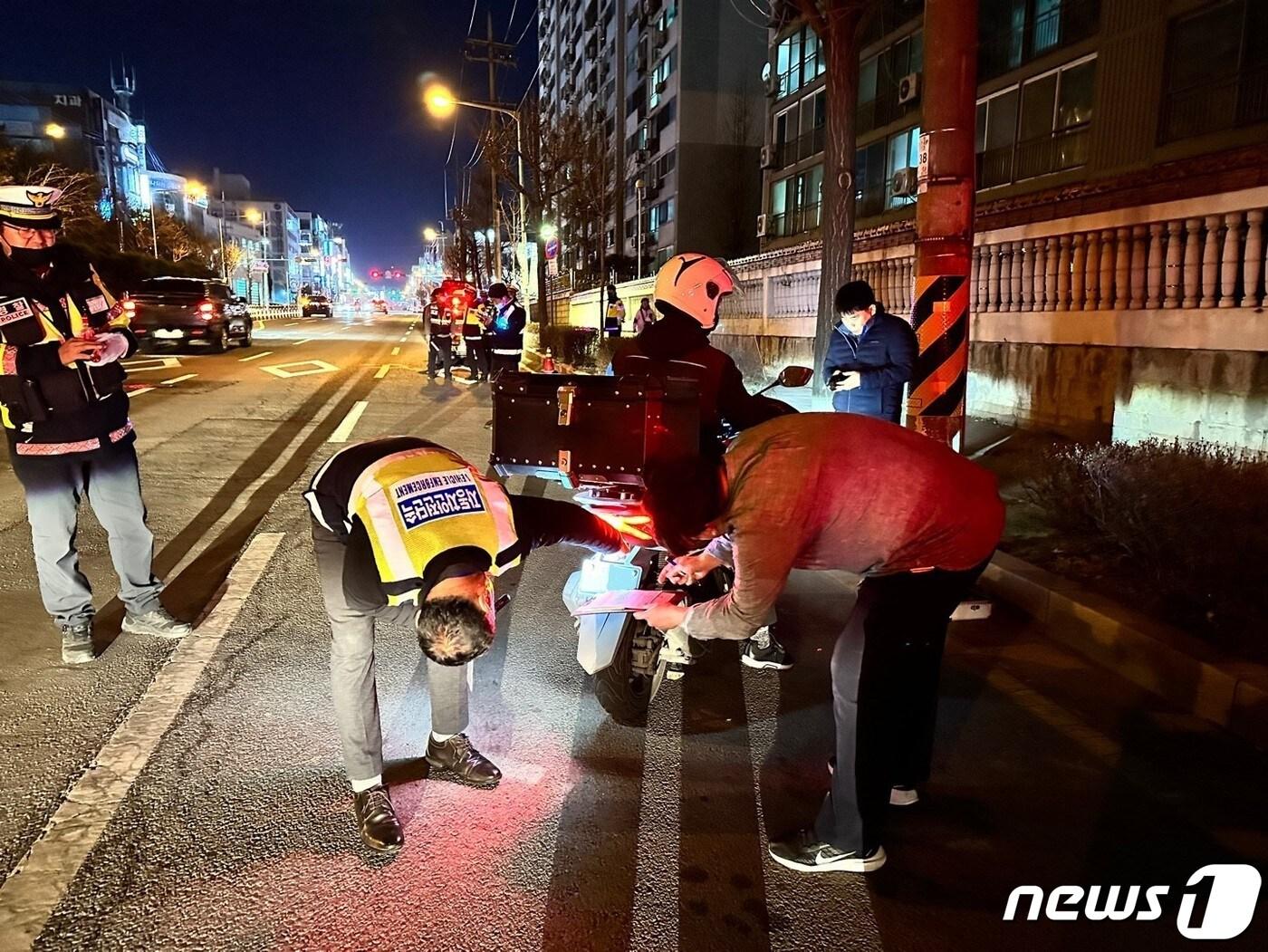 본문 이미지 - 청주흥덕경찰서가 14일 청주시 흥덕구 가경동 일원에서 이륜차 불법행위를 단속하고 있다.(청주흥덕경찰서 제공)/2023.03.15./뉴스1