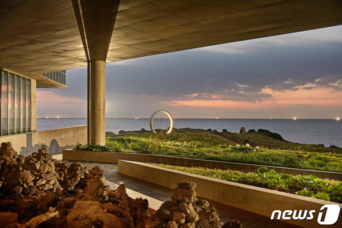 글라스하우스에서 바라본 제주 바다 풍경(휘닉스 제주 제공)
