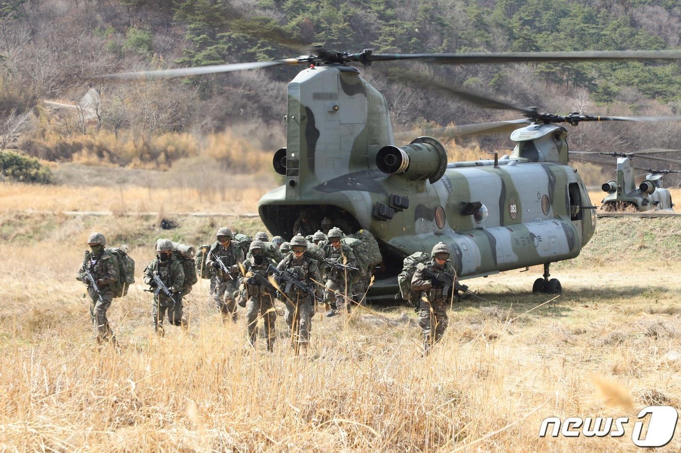 장병들이 CH-47 헬기(시누크)에서 이탈해 목표지점으로 신속히 이동하고 있다. (육군 제공) 2023.3.16/뉴스1