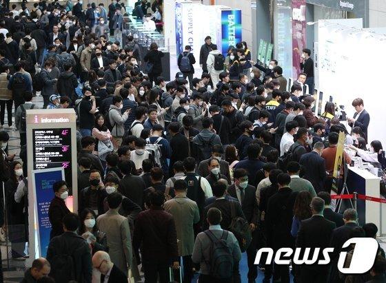 본문 이미지 - 15일 서울 강남구 코엑스에서 열린 배터리 산업 전시회 '인터배터리 2023'를 찾은 관람객들이 입장하기 위해 줄을 서 있다. 오는 17일까지 열리는 이번 전시회에는 배터리 제조 3사(LG에너지솔루션, 삼성SDI, SK온)를 비롯해 477사가 참가해 기술 트렌드를 선보인다. 2023.3.15/뉴스1 ⓒ News1 신웅수 기자