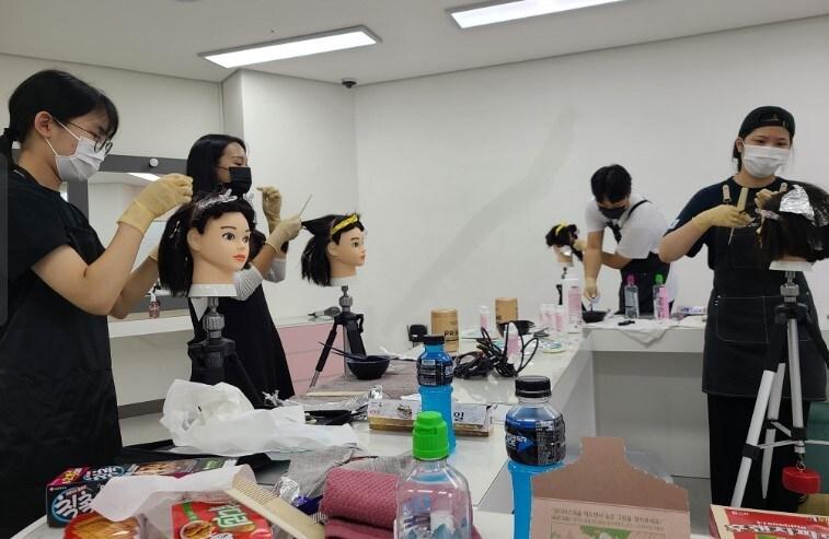 본문 이미지 -  동네방네 프로젝트 헤어뷰티 활동 모습. (세종시교육청 제공) / 뉴스1