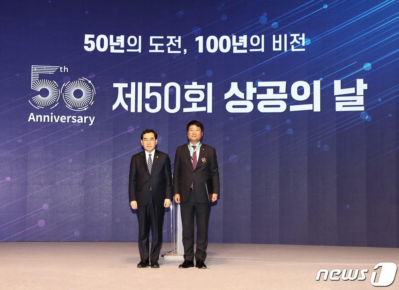 본문 이미지 -  왼쪽부터 이창양 산업통상자원부 장관과 조성국 노루페인트 사장이 기념사진을 찍고 있다.
