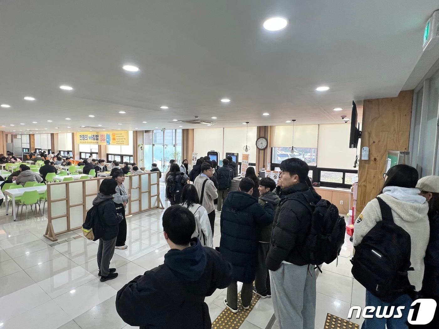 본문 이미지 - 16일 강원대학교 천지관 학생식당 키오스크 앞에는 오전 7시 50분부터 1000원 아침밥 식사를 하기 위해 티켓을 끊기 위한 학생들로 붐볐다.2023.3.16 한귀섭 기자