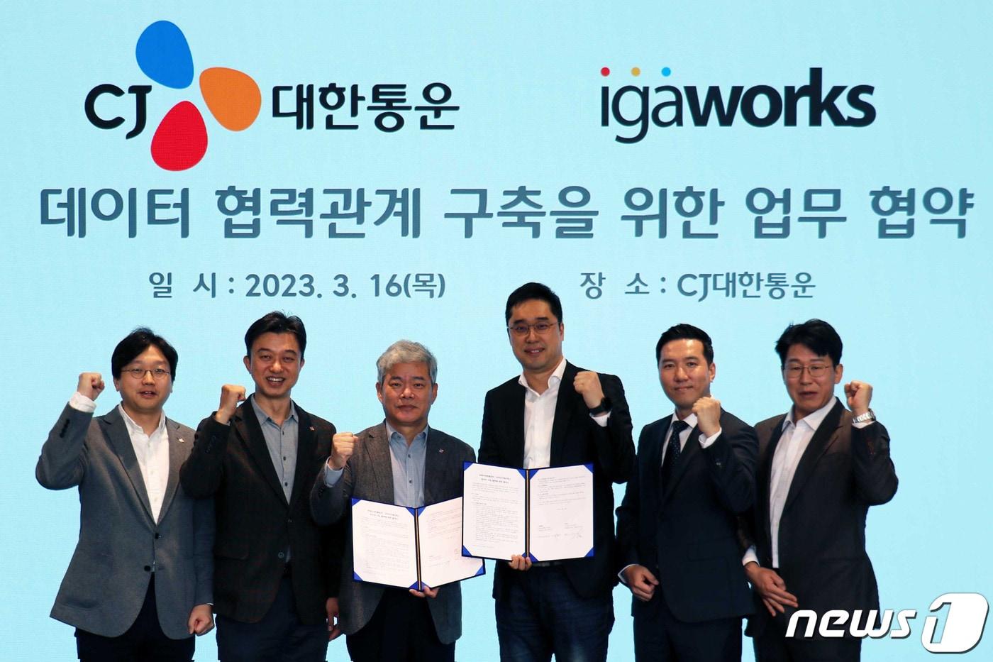 왼쪽부터 이종훈 CJ대한통운 전략기획실장, 김경훈 CJ대한통운 TES물류기술연구소장, 신영수 CJ대한통운 택배·이커머스 부문 대표, 마국성 아이지에이웍스 대표, 손광래 아이지에이웍스 최고전략책임자, 이철환 아이지에이웍스 마케팅클라우드 본부장이 기념사진을 찍고 있다.(CJ대한통운 제공)  