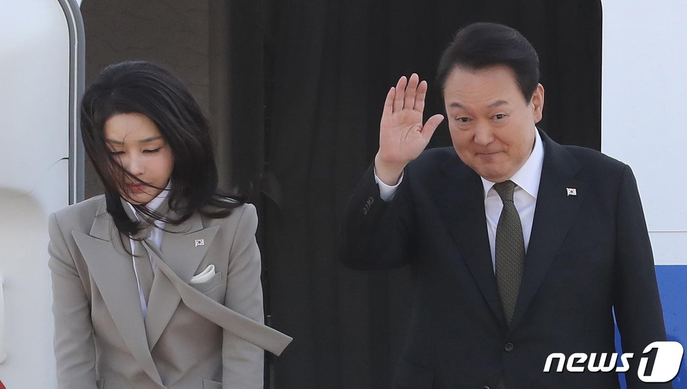 본문 이미지 - 윤석열 대통령과 김건희 여사가 한일 정상회담에 참석하기 위해 16일 오전 경기 성남 서울공항에서 출국하며 손인사 하고 있다. 윤 대통령은 기시다 후미오(岸田文雄) 총리와 정상회담 후 공동성명 없이 기자회견을 열고 회담 결과를 차례로 발표할 계획이다.2023.3.16/뉴스1 ⓒ News1 장수영 기자
