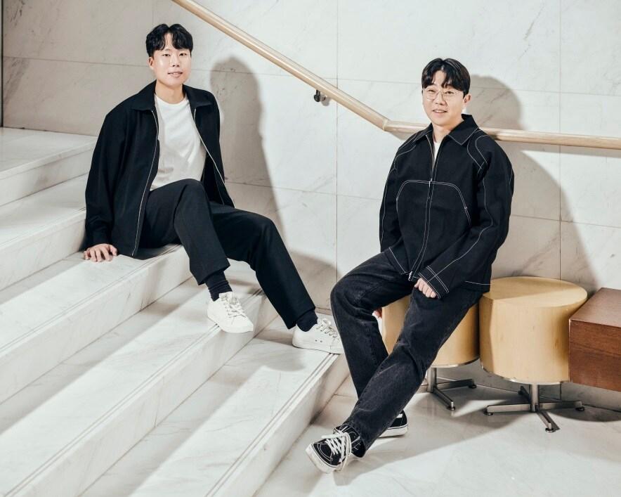 본문 이미지 - 두산아트센터 올해 'DAC Artist'에 선정된 배해률 극작가(왼쪽)와 신진호 연출가. (두산아트센터 제공) 