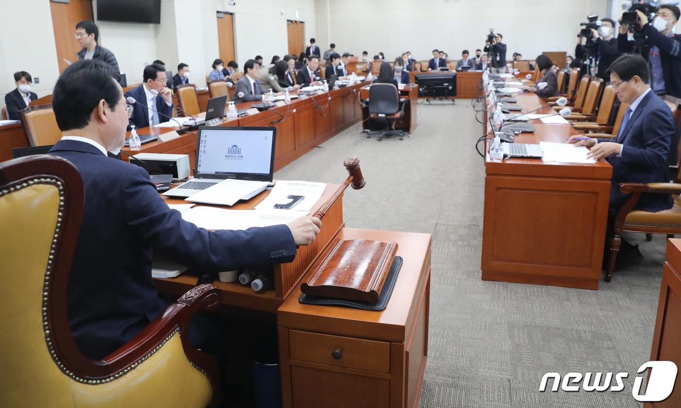 본문 이미지 - 16일 서울 여의도 국회에서 열린 기획재정위원회 조세소위원회에서 류성걸 소위원장이 의사봉을 두드리고 있다. 2023.3.16/뉴스1 ⓒ News1 허경 기자