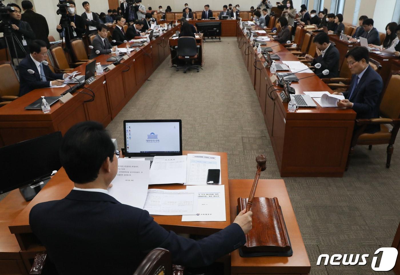본문 이미지 - 16일 서울 여의도 국회에서 열린 기획재정위원회 조세소위원회에서 류성걸 소위원장이 의사봉을 두드리고 있다./뉴스1 ⓒ News1 허경 기자