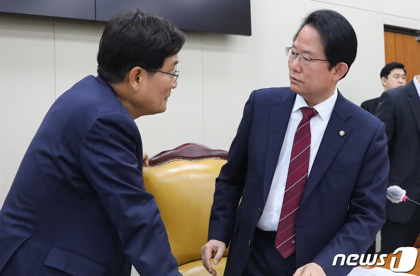 본문 이미지 - 지난 16일 서울 여의도 국회에서 열린 기획재정위원회 조세소위원회에서 류성걸 소위원장(오른쪽)과 신동근 더불어민주당 간사가 대화하고 있다./뉴스1 ⓒ News1 허경 기자