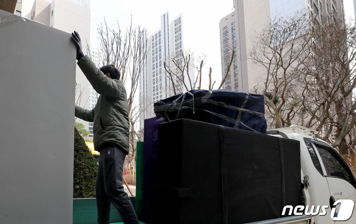 본문 이미지 - 서울의 한 아파트에서 이사업체 관계자들이 이삿짐을 옮기고 있다. /뉴스1 ⓒ News1 장수영 기자
