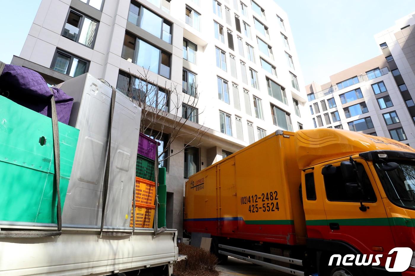 서울 강남구 개포자이 프레지던스에 이사업체 차량이 세워져 있다. 뉴스1 ⓒ News1 장수영 기자