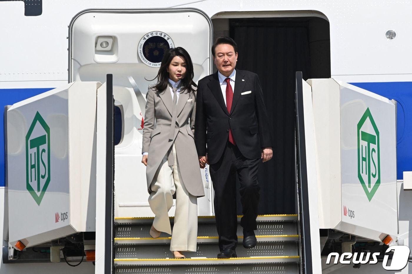 본문 이미지 - 한일 정상회담 참석을 위해 16일 일본 도쿄 국제공항에 도착한 윤석열 대통령과 부인 김건희 여사가 대통령 전용기에서 내리고 있다. 2023.03.16. ⓒ AFP=뉴스1 ⓒ News1 김성식 기자
