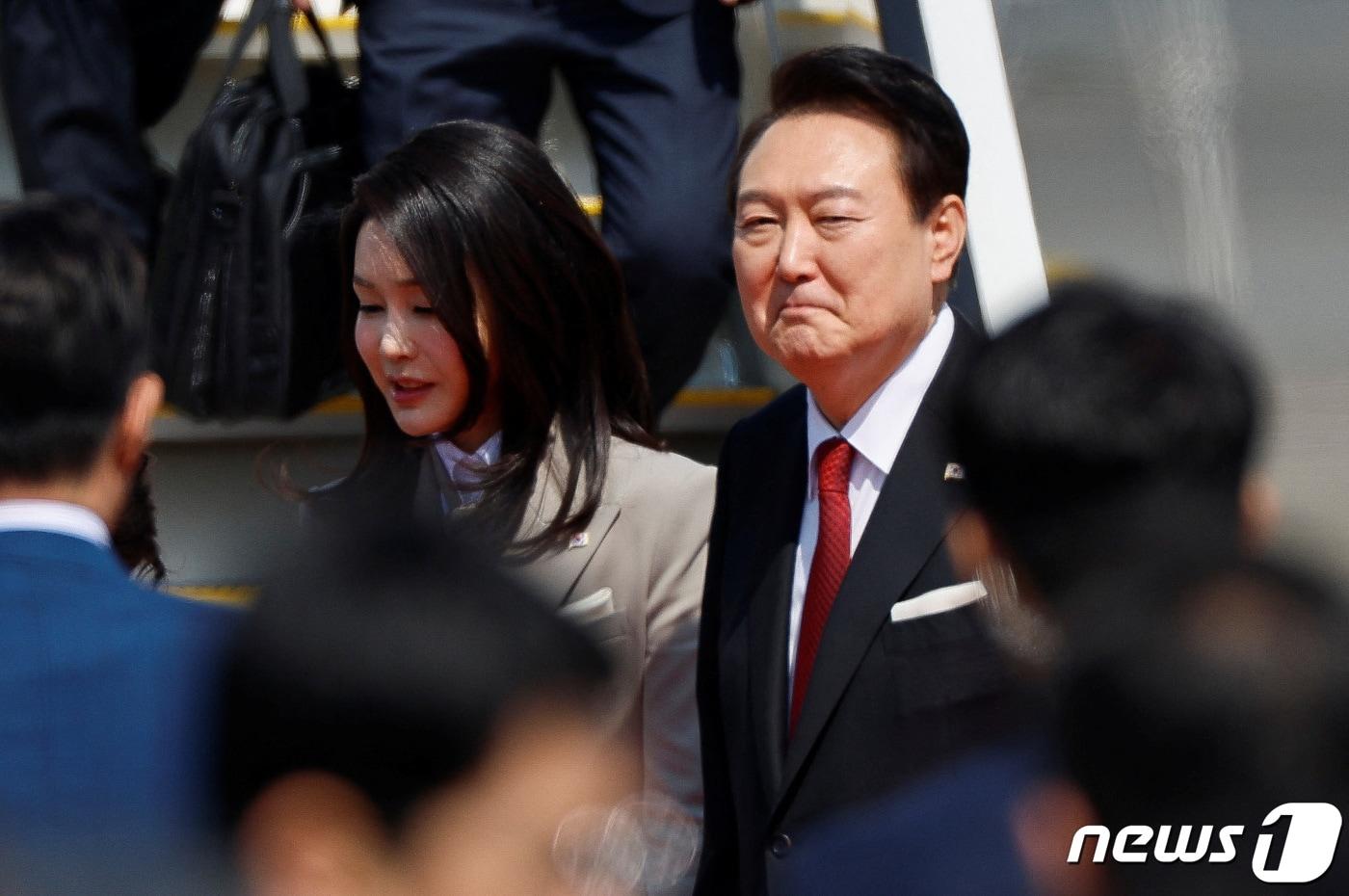 본문 이미지 - 한일 정상회담 참석을 위해 16일 일본 도쿄 국제공항에 도착한 윤석열 대통령과 부인 김건희 여사가 대통령 전용기에서 내려 이동하고 있다. 2023.03.16. ⓒ 로이터=뉴스1 ⓒ News1 김성식 기자