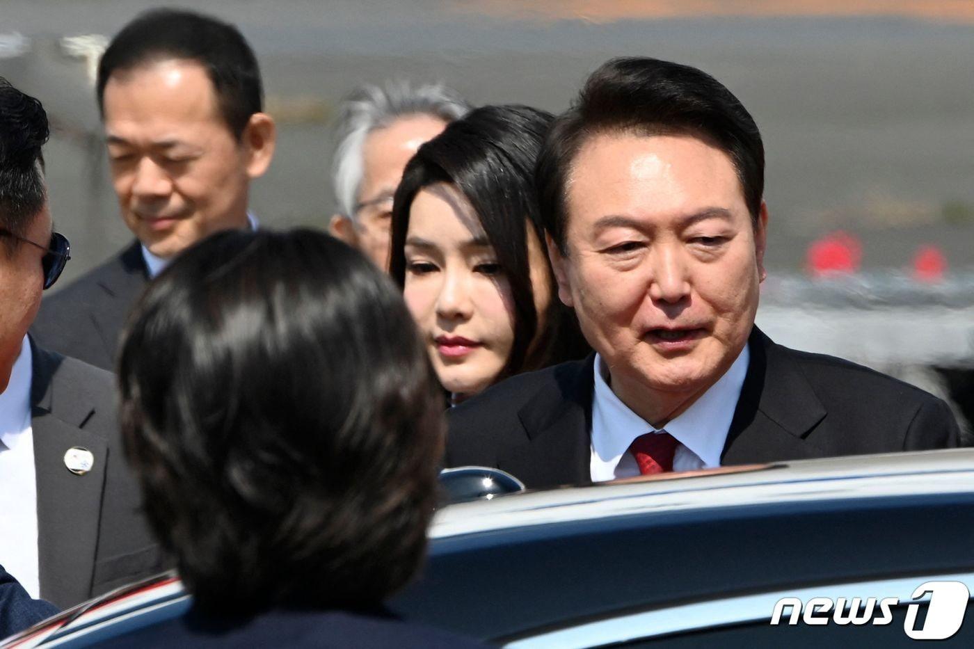 본문 이미지 - 한일 정상회담 첫째 날인 16일 윤석열 대통령과 부인 김건희 여사가 일본 도쿄 국제공항에 착륙한 대통령 전용기에서 내린 뒤 의전 차량에 탑승하고 있다. 2023.03.16. ⓒ AFP=뉴스1 ⓒ News1 김성식 기자